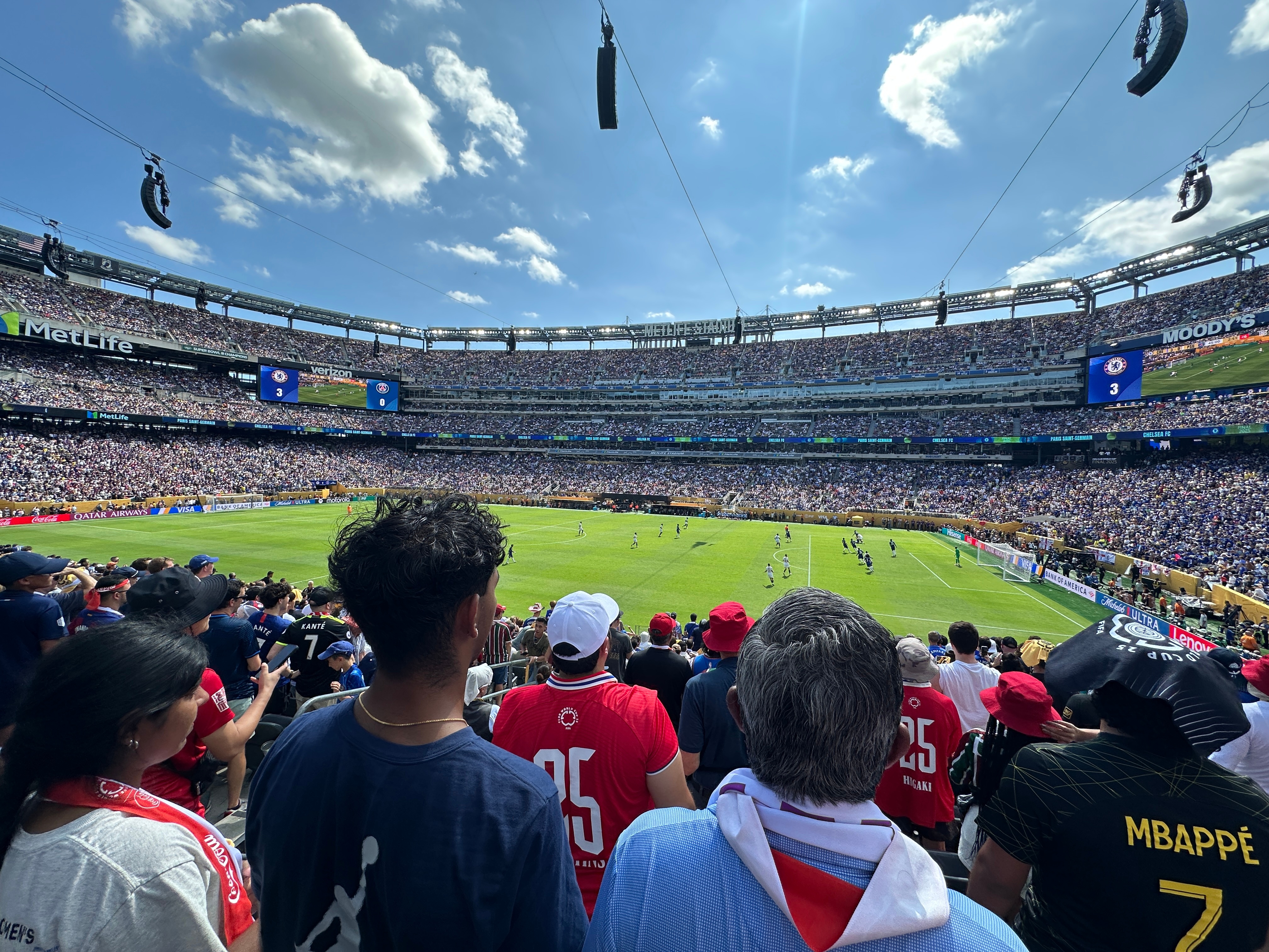 包含赛前巴黎圣日耳曼备战足总杯，篮板制胜细节曝光，球迷炸锅，更衣室氛围转暖的词条