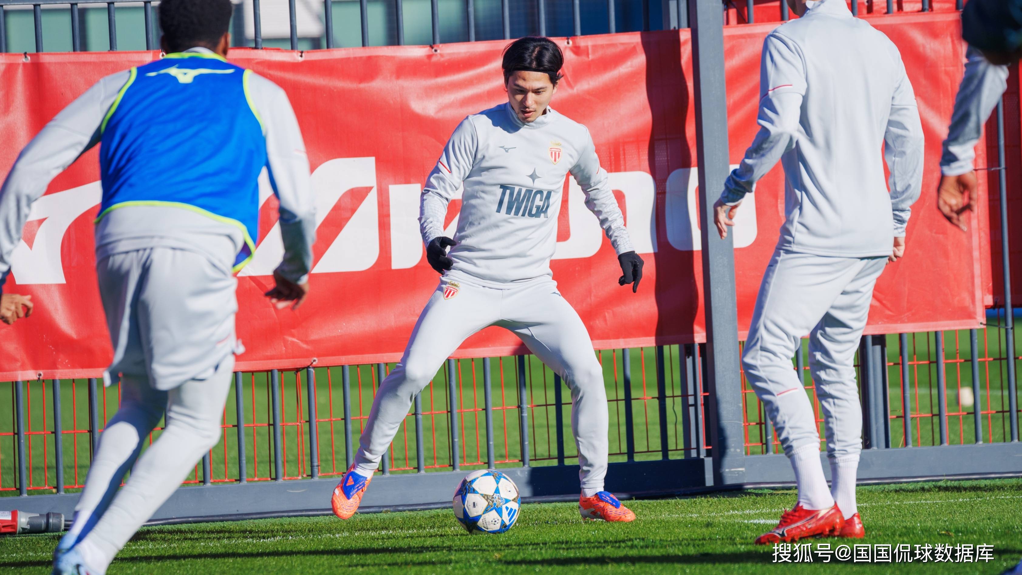 本菲卡迎西甲关键赛，今晚战术微调，管理层满意，心理建设被强调的简单介绍开云体育